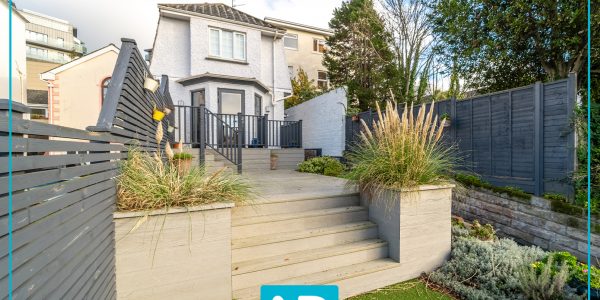 Facebook post logo with border2