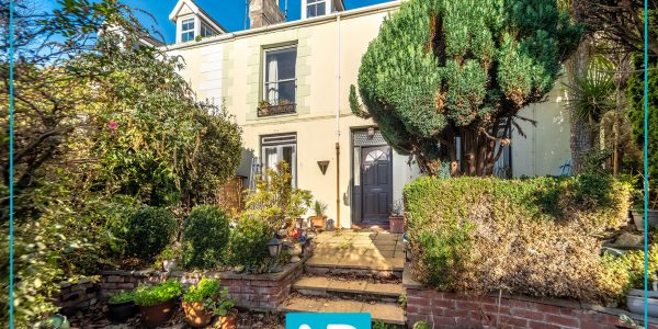 Facebook post logo with border